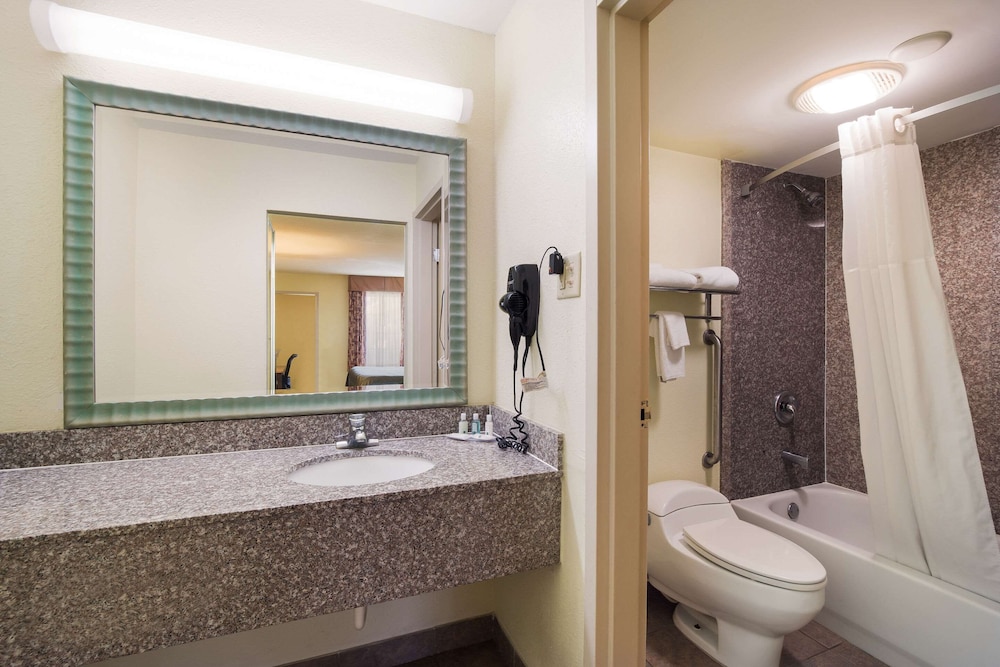 Statesboro Vacations - Quality Inn  Suites Conference Center Statesboro Historic District - Property Image 13