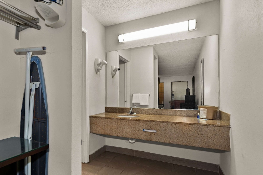 Lumberton Vacations - Rodeway Inn - Property Image 3
