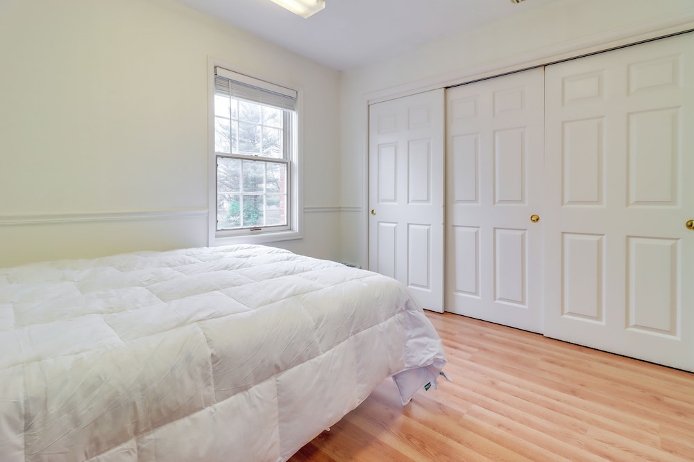 7 Mi to Downtown Toledo & Riverfront: Cozy Apt!