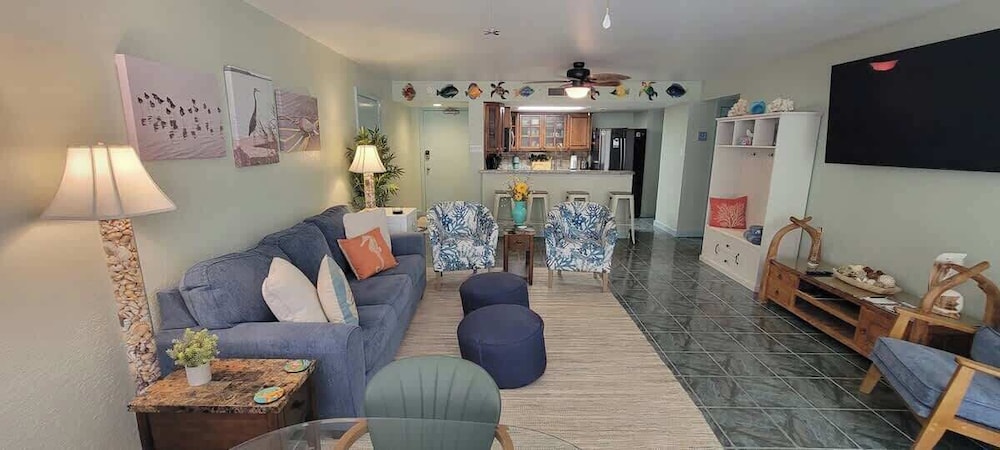 Beachfront Hotspot - New Furnishings - Pool - 1st Floor