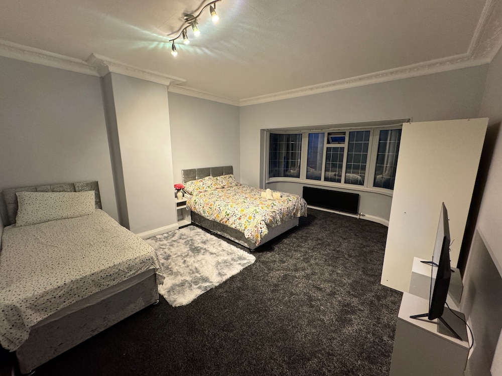 Buxton 5-bed Retreat - Sleeps 11, Parking & Garden