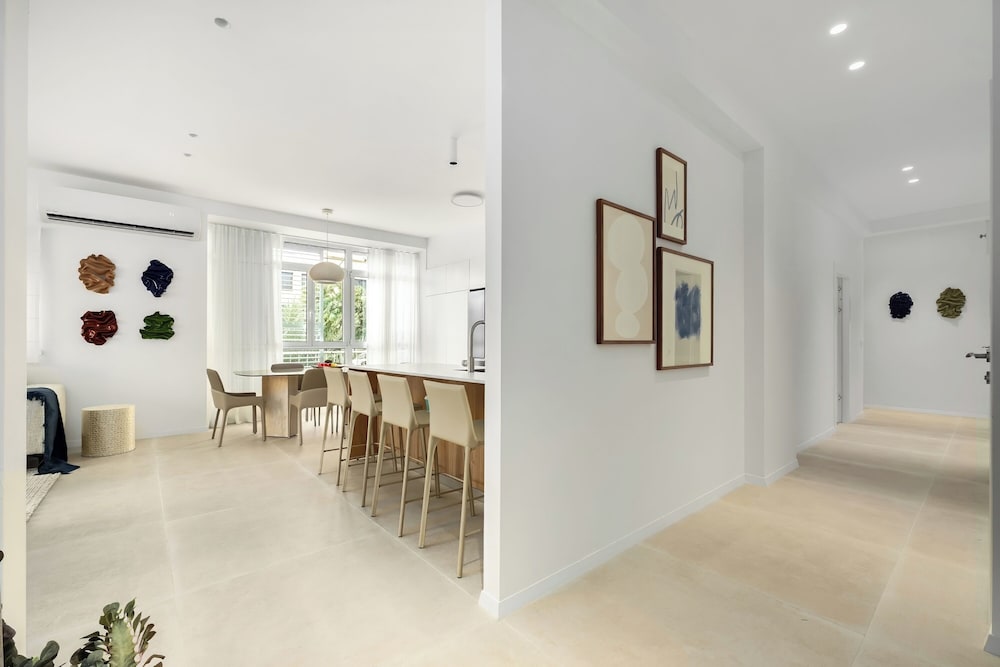 Central & Bright Getaway by Sea N' Rent