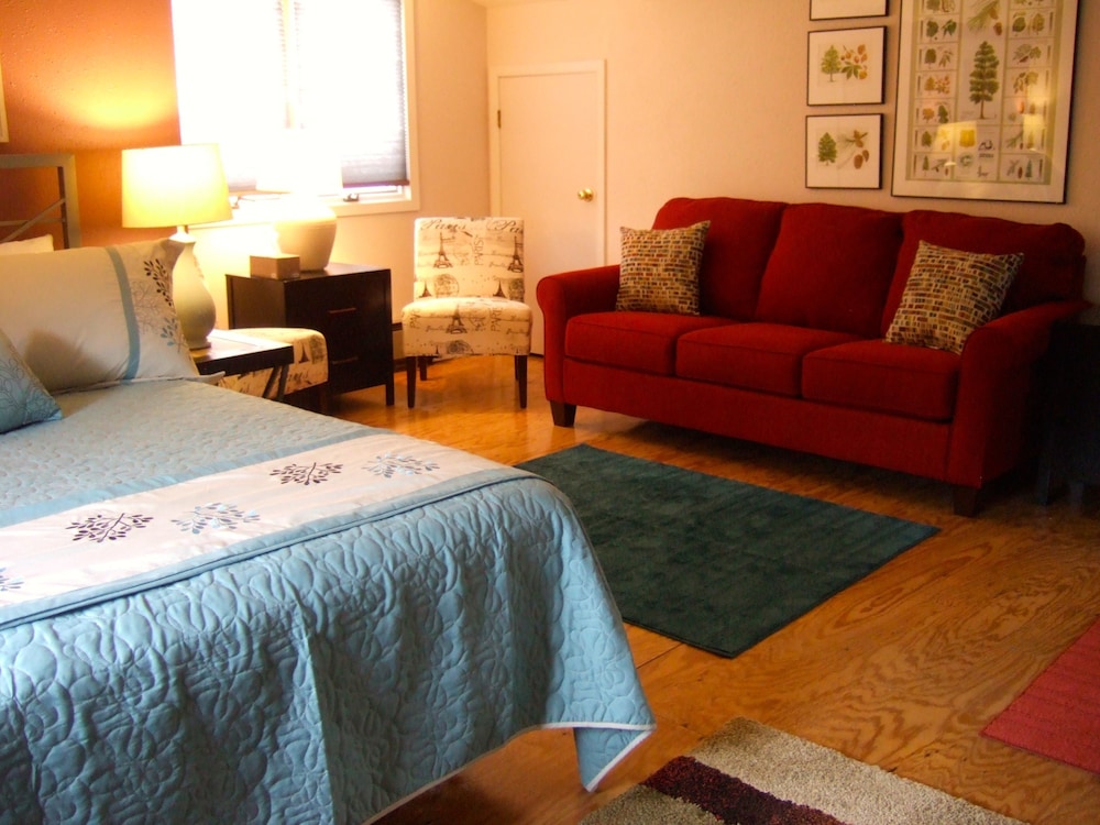 Loya's Little House Bed & Breakfast