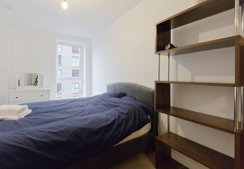 2-bed Apartment Only 15 Mins From Central London view 3