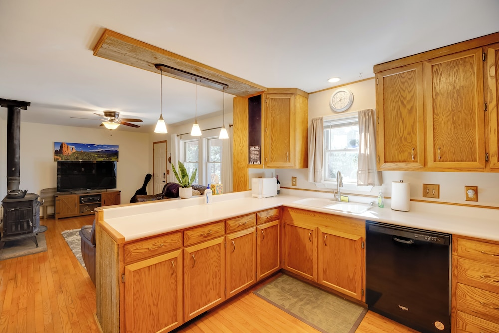 Fish, Hike & Sightsee: Lovely Florissant Cabin!