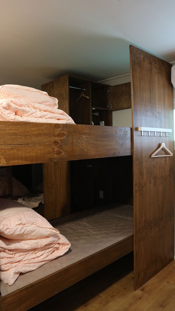 Zzzip Guest House - Hostel