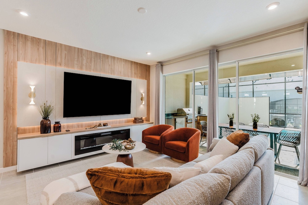 Themed 6BR Solara Near Disney Pool Summerkitchen