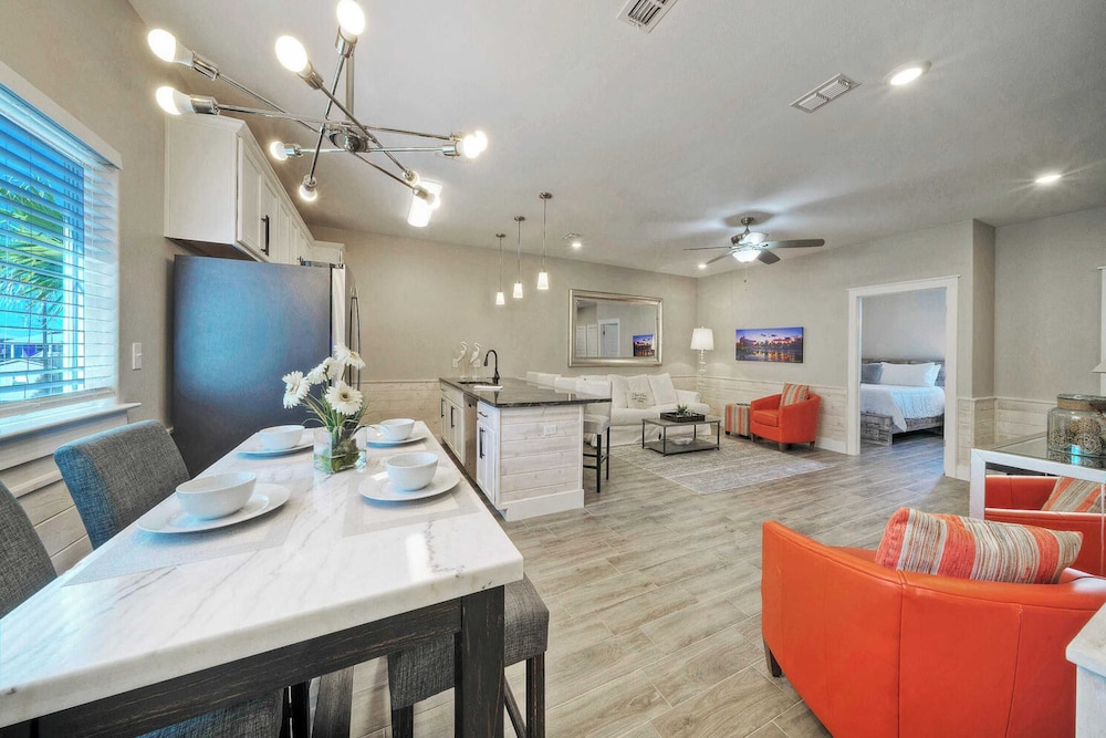 Sleeps 33! 4 Condos, Walk to the Beach, Resort-style Pool, Endless Summer Resort