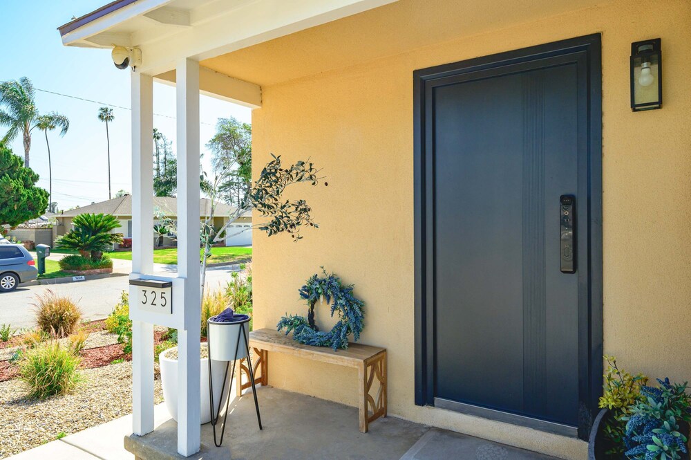 Stylish New Home Bright Modern Fully Stocked