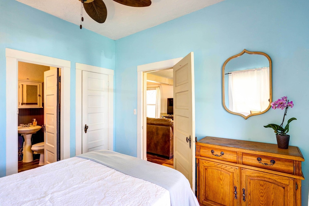 Charming Montrose Family Home: Block to Downtown! view 5