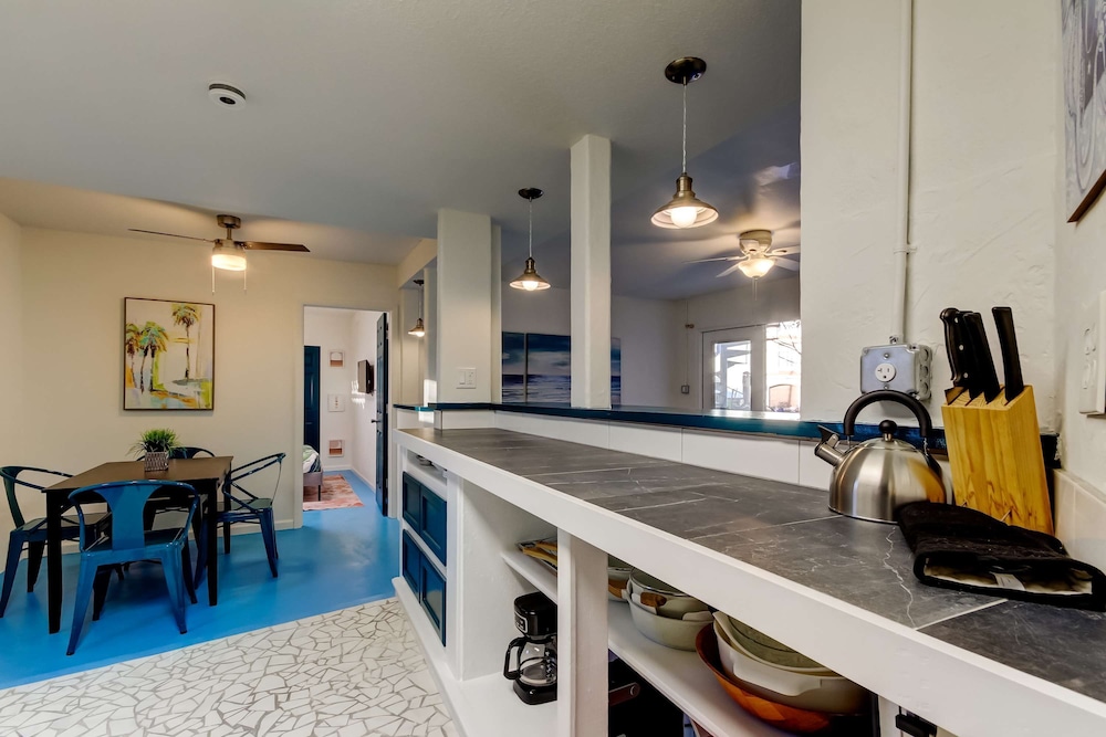 Simple Modern Gem 2 Blocks to Beach Pet Friendly