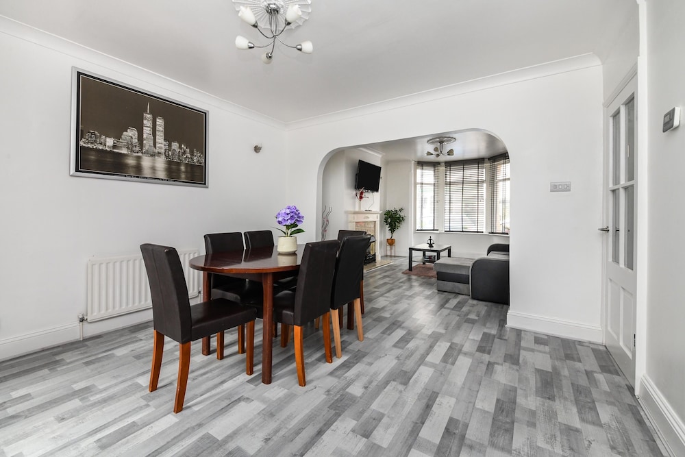 House - Sleeps 10 - Garden - Close to City Centre view 5