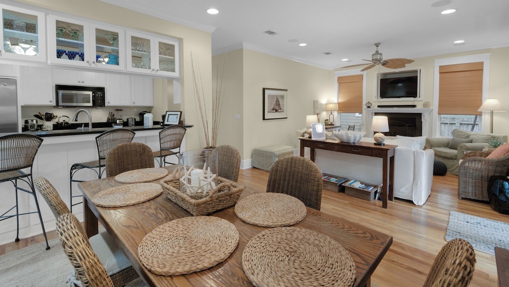 Dog-friendly Gulf Side Cottage & 6 Minutes to Beach + Community Pool & Bikes view 3