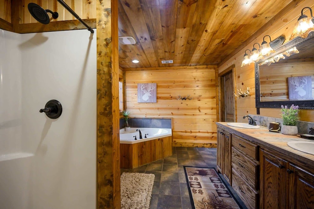 Whitetail Retreat Cabin for 13!
