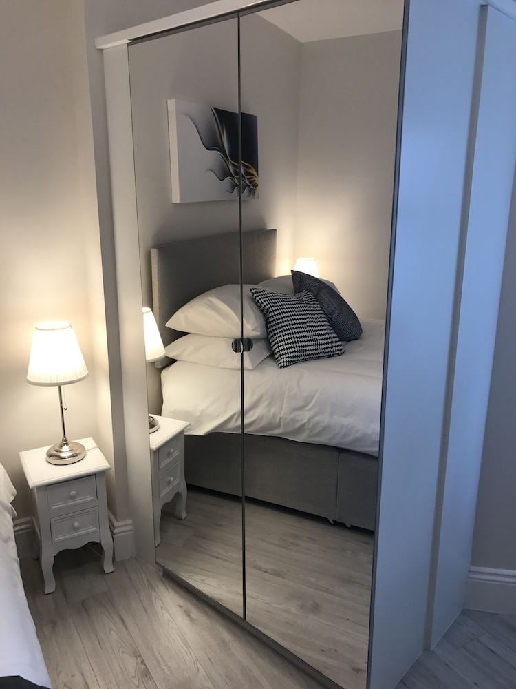 SHQ Apartments