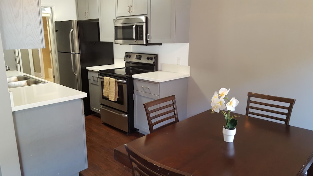Fully Renovated 1 min. to Melrose Ave. - Image 4