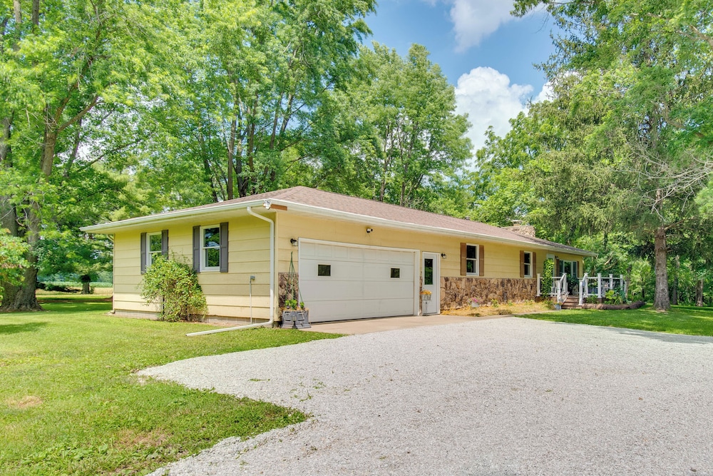 9 Mi to Downtown Rushville: Cozy Getaway w/ Grill