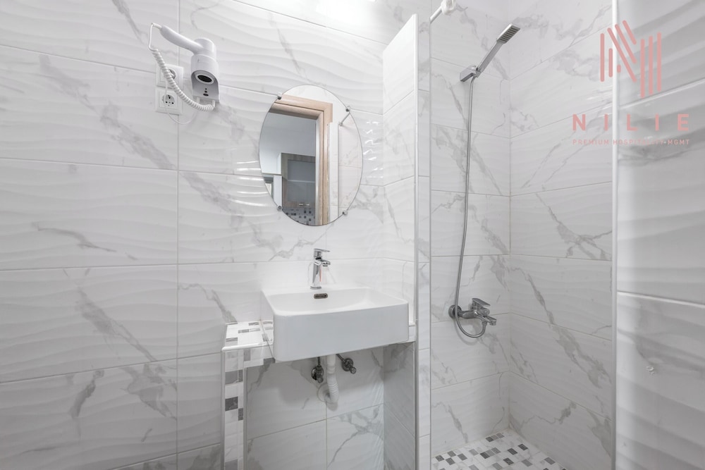 Azur Residences, Nilie Hospitality MGMT