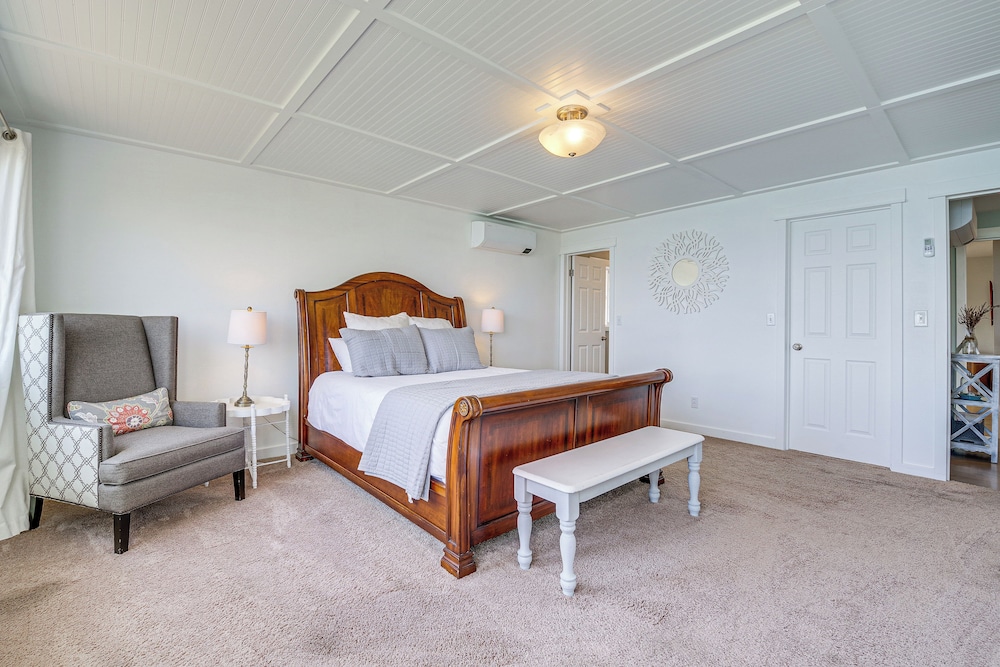 Mtn-view Camano Island Retreat Overlooking Beach