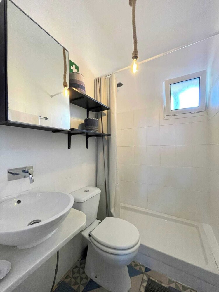 Central Hidden Gem, Rustic Modern 2 Bedroom Flat