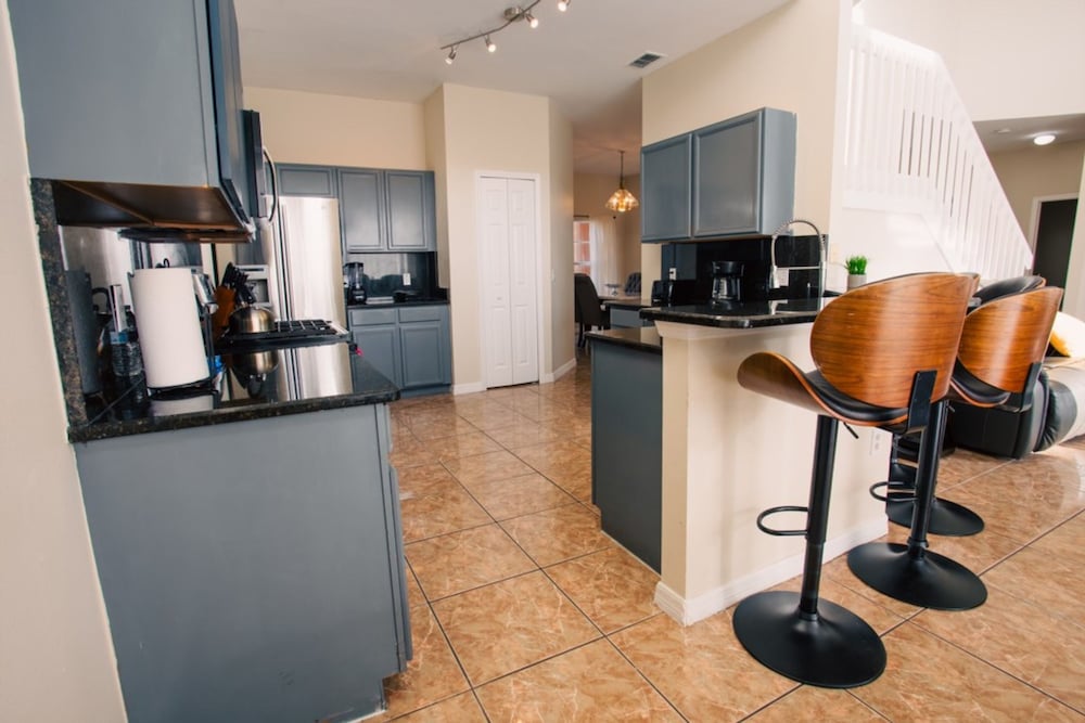 Cheerful 5 bed - 4 Bath Spacious Home