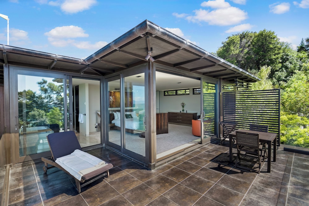 Oceanview Penthouse Suite & Beach Access