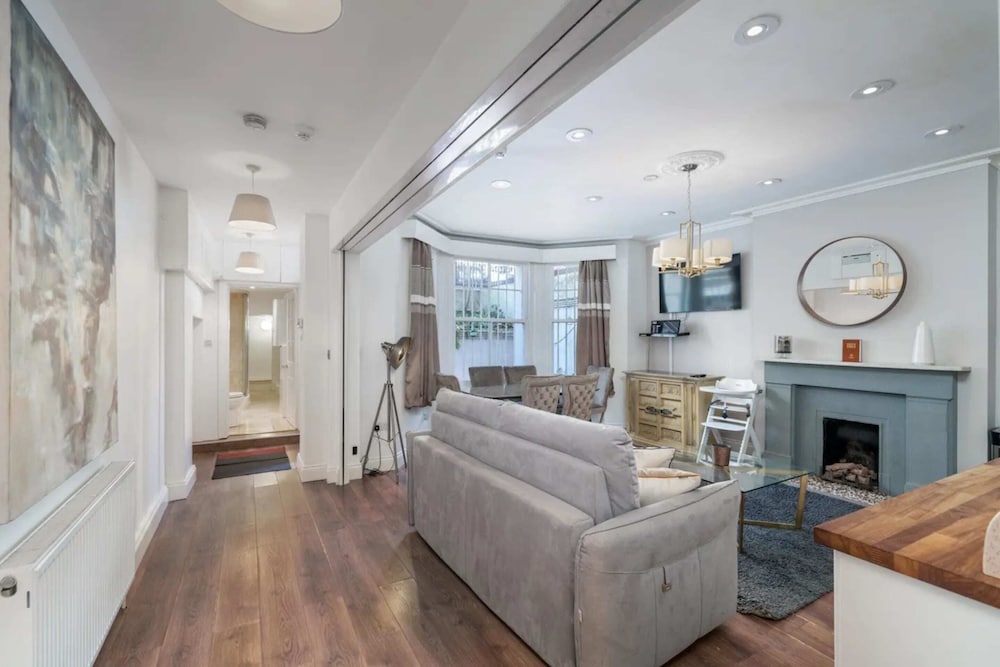 Bright and Modern 2 Bedroom Apartment in Earl's Court