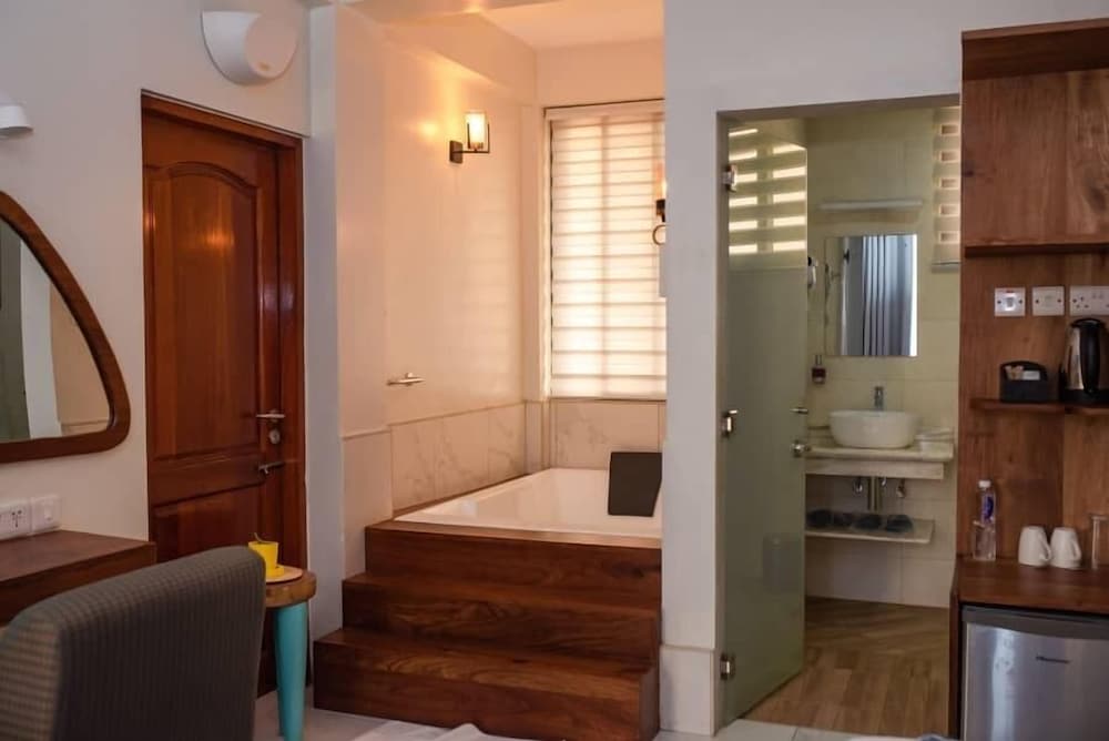 Best Western Jangwani Sea Breeze Hotel