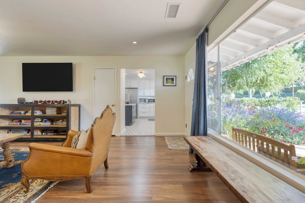 Hummingbird Haven by Avantstay Dog-friendly, Near the Beach, Huge Yard+hot Tub