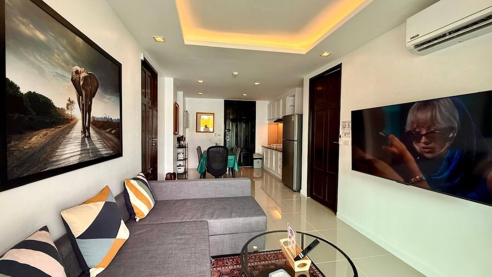6-20 - 2 Bdr Condo With Balcony and Shared Pool