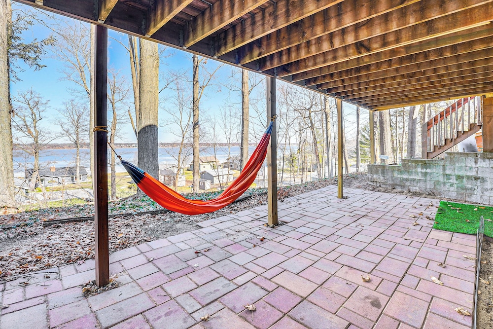 Lake View & Deck: Group Getaway in Whitehall!