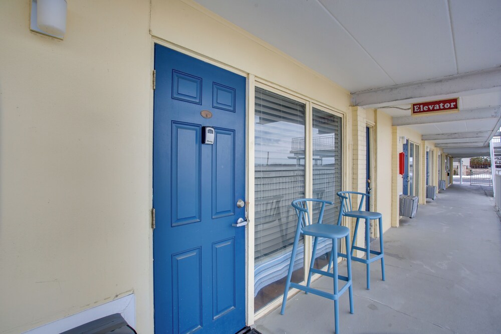 Walk to Shore: Wildwood Crest Studio w/ Pool View!