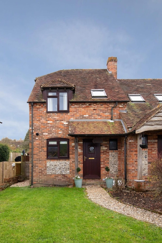 Cosy Cottage in Beautiful South Downs Walk 2 Pub view 4