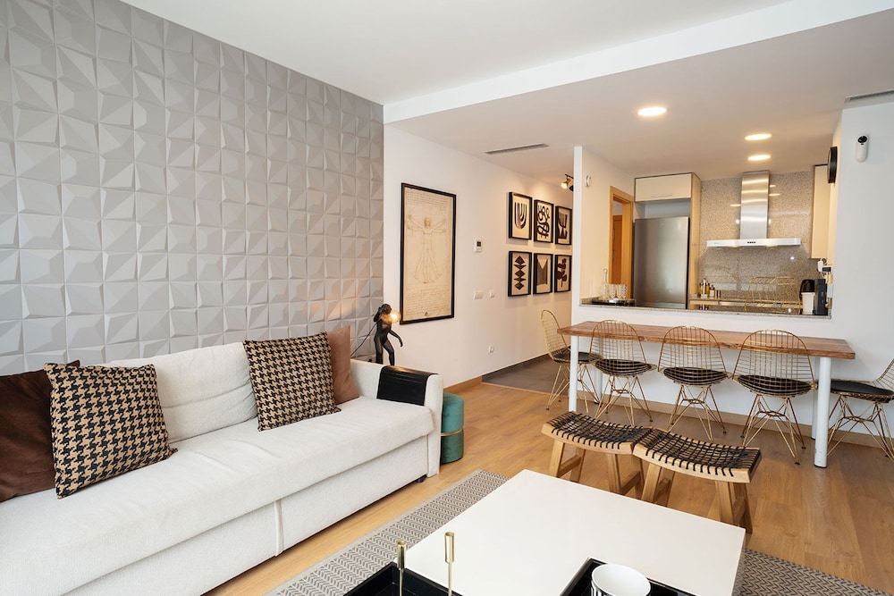Modern Apartment Near Pl Espa a