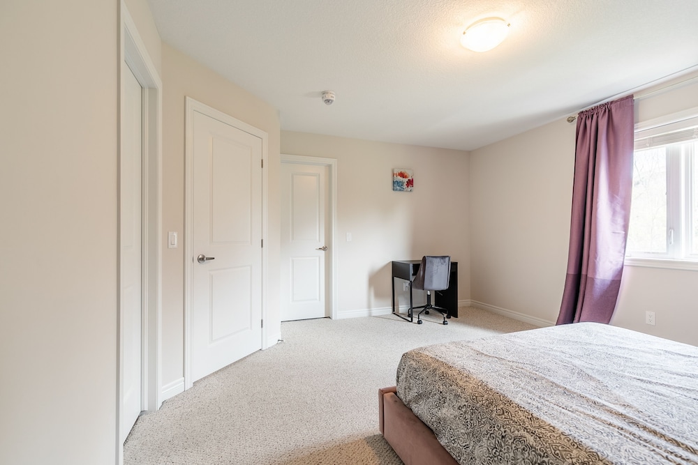 Modern 3BR 2BA Townhome in Lakeshore