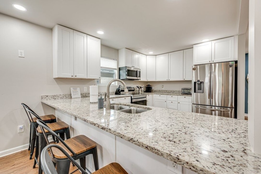 Spacious Family Retreat Near Airport 5 Bedroom Home