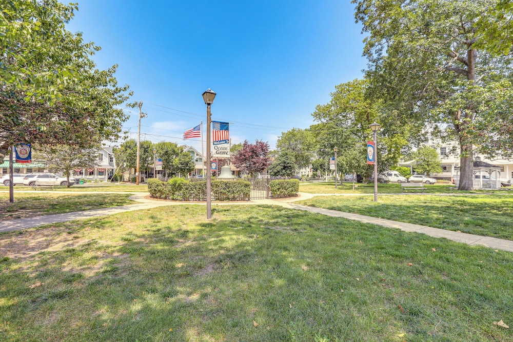 Stroll to Ocean Grove Boardwalk & Beach: Sleek Apt