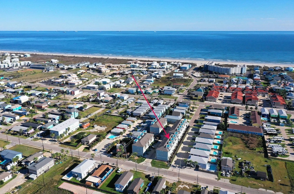 Sleeps 33! 4 Condos, Walk to the Beach, Resort-style Pool, Endless Summer Resort