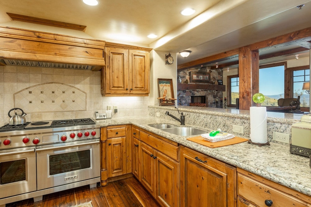 Grand Lodge - 3 Bedroom Deluxe #308 - Ski-in/out 3 Condo