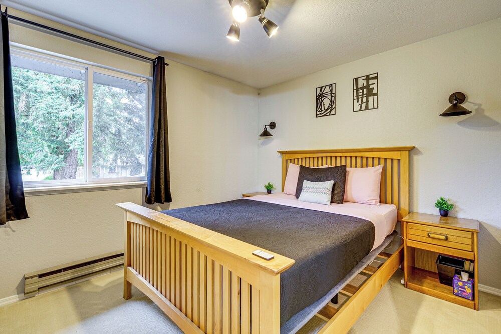 Walk to Lake Stevens: Duplex w/ Fire Pit!