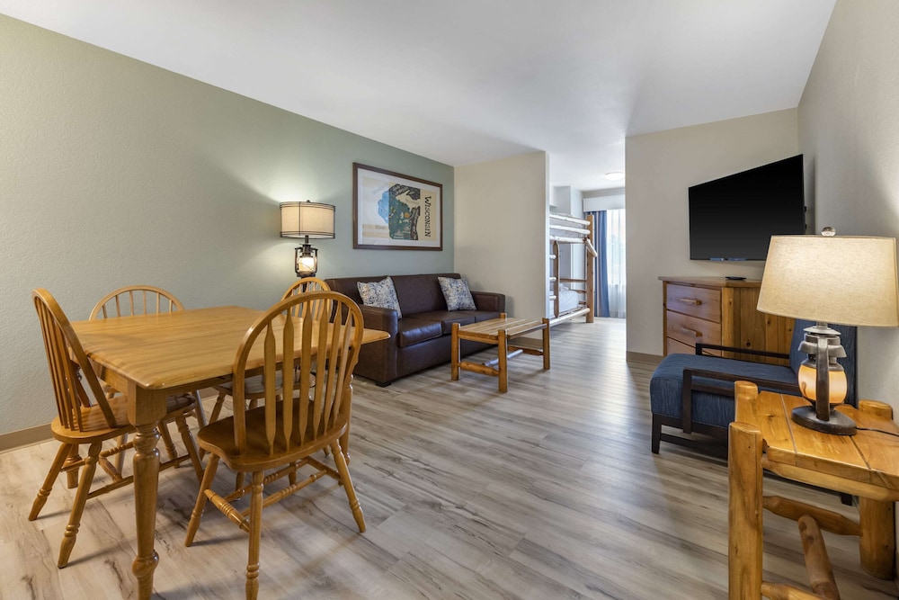 Three Bears Waterpark Resort Near Tomah, Ascend Collection Hotel