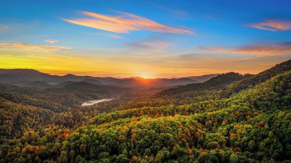 56-guest Retreat Panoramic Views, Hot Tubs, Game Room & Theater Seasonal Outdoor Pool Near Dollywood, Gatlinburg