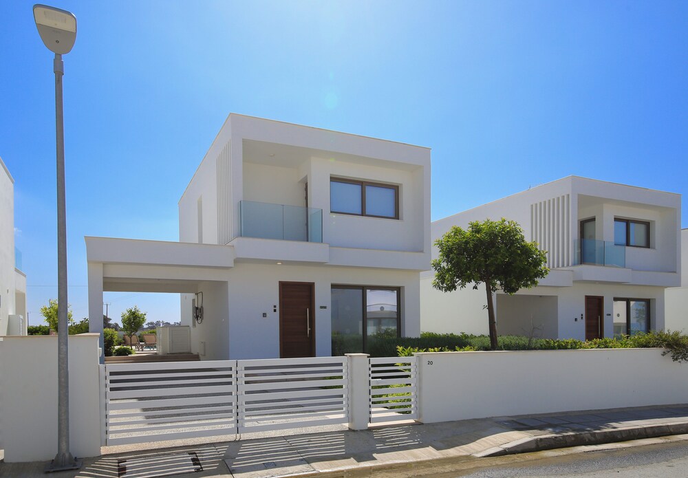 Phaedrus Living Serenity Waves Villas No.20