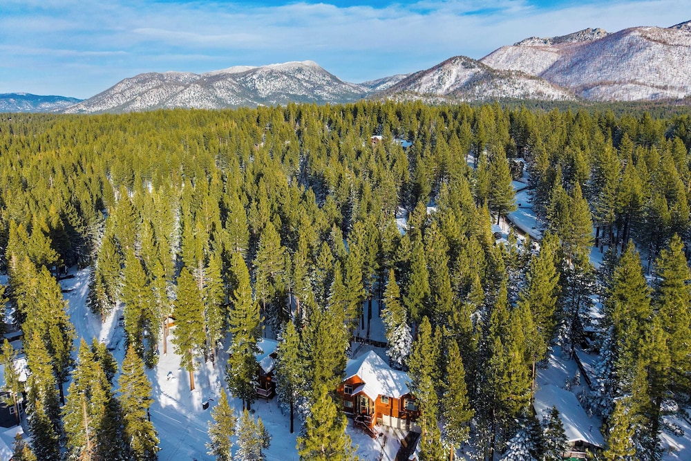 Cherry Hills Spacious Tahoe Cabin With Deck, Fireplace & Open Interiors