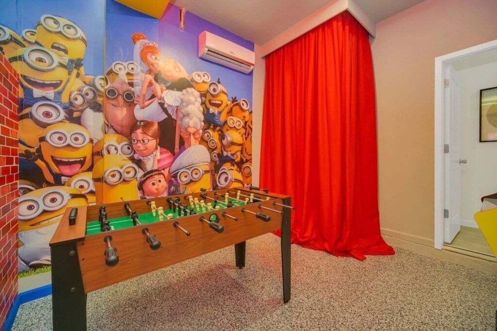 Movie Room, Pool, Theme Rooms Everything Included! 6 Bedroom Villa