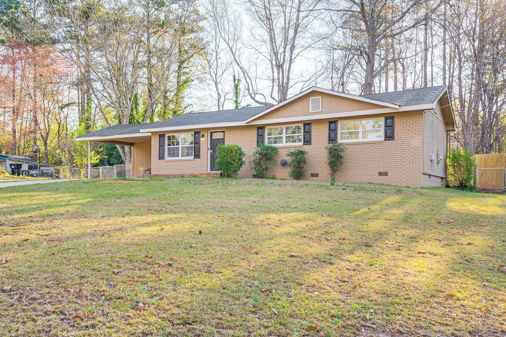 18 Mi to Downtown Atlanta: Quiet Home w/ Fire Pit