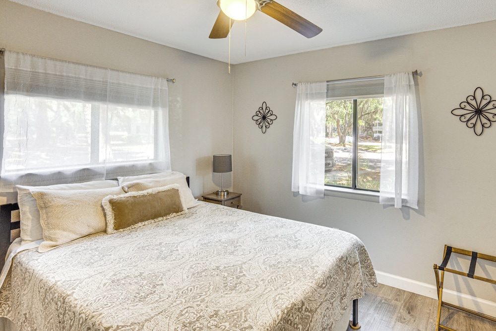 Access to Folly Field Beach & Pools: Coastal Condo