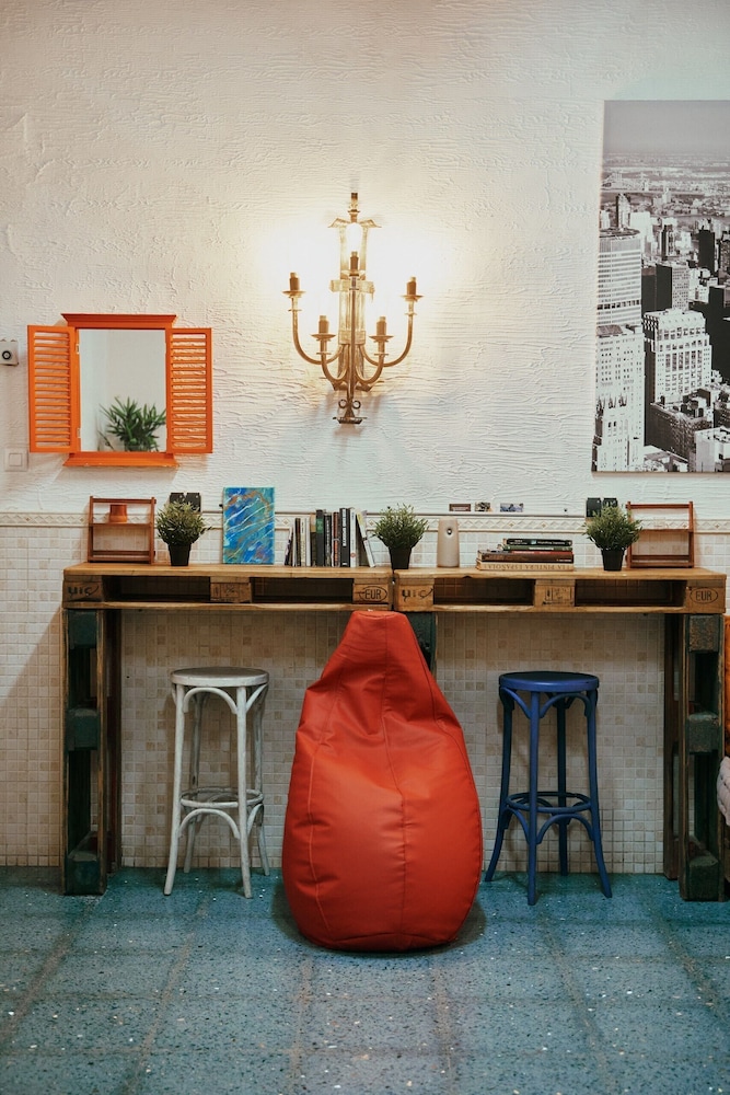 LOFT HOSTAL Group 86