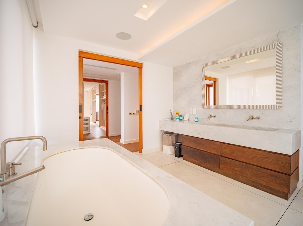 Luxurious 5bedroom White Estate Villa Private Lake