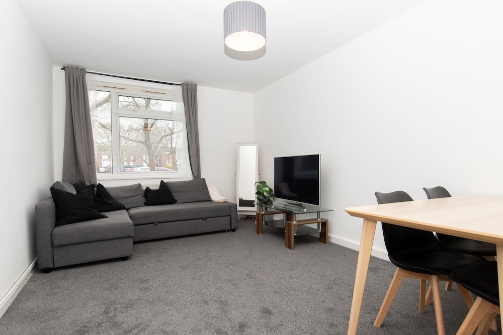 Stunning 1-bed Entire Apartment in Teddington view 5